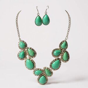 Turquoise Lucite Stud On Hammered Silver Tone Necklace Eraring set